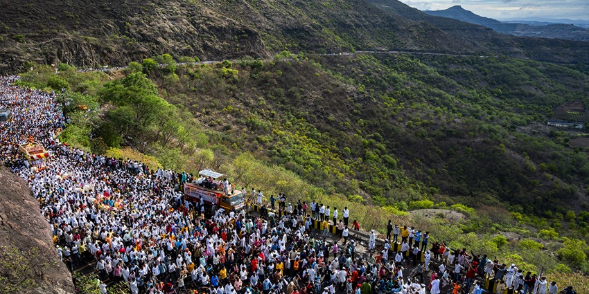 People at the Dive Ghat lined up with the chanting of "Gyanoba Mauli Gyanraj Mauli Tukaram"