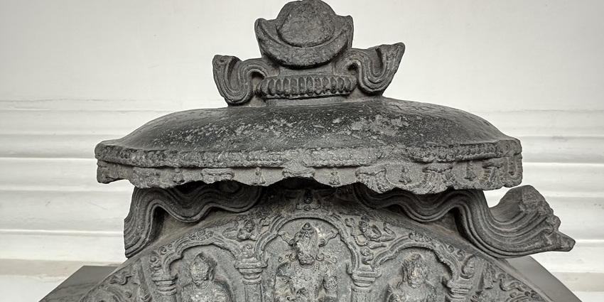 A compact museum showcasing Sai Baba’s personal belongings, rare photographs, and historical artifacts.