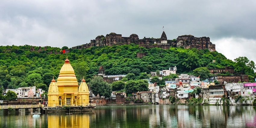 A spiritual site honouring Saint Dnyaneshwar, inspiring devotion and reflection
