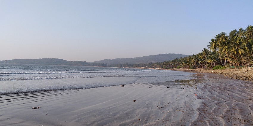 This beach is situated near Dapoli, between Hernai and Karde beaches.
