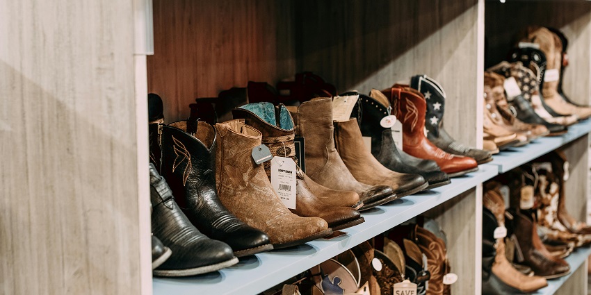 Dong Xuan Market is located in city of Hanoi offering the best show shopping in Vietnam.
