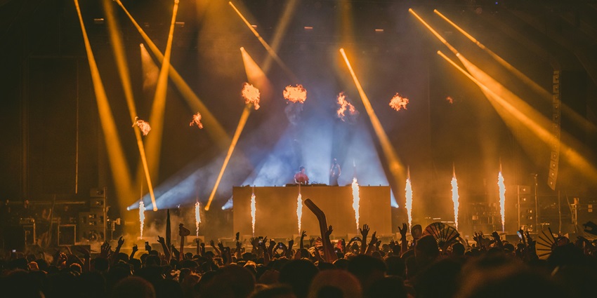 One of the party places in Dubai is the day-to-night club offering pool parties and international DJs.