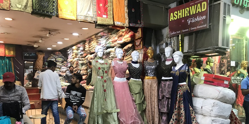 A picture of a shop in Dadar with numerous mannequins placed outside for displaying sarees