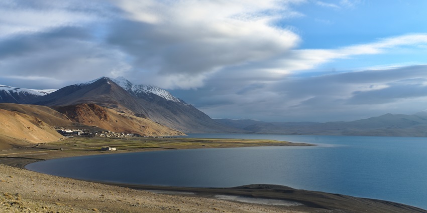 Scenic high-altitude drive to turquoise lake surrounded by mountains, ideal for photography and quiet reflection.