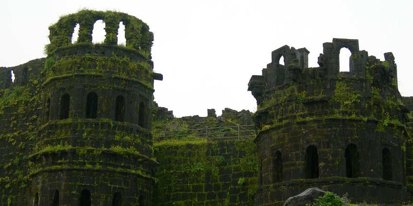 Historic fort overlooking Ulhas River, the perfect place to visit in Kalyan for couples' exploration