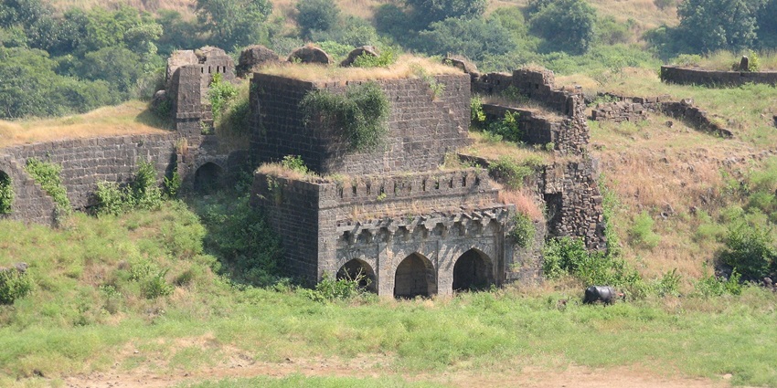 Scenic view of the Dutondi buruj surrounded by lush greenery on all sides, one of the best places to visit in Panhala