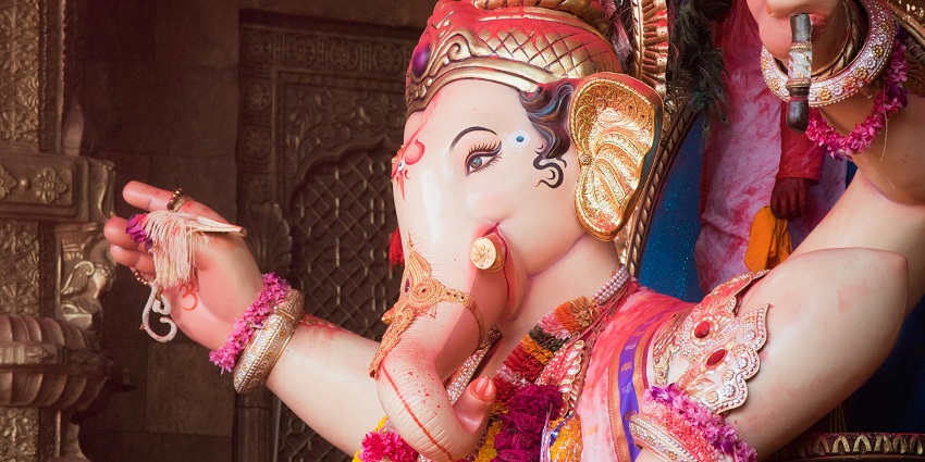 Eachanari Vinayagar Temple, a significant temple in Pollachi, has a Ganesha statue.