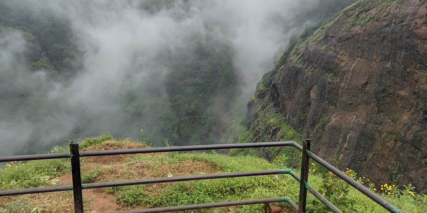 A scenic picture of Echo Point with lush greenery and mountains in the background.