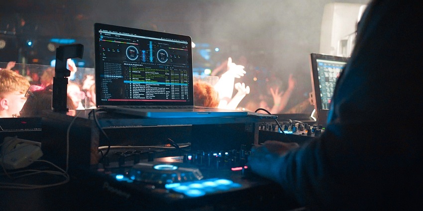 Music that will leave you feeling ecstatic at parties in Arambol.
