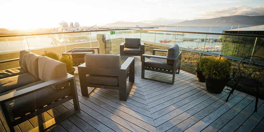 Rooftop lounge of the Effingut Brewerkz, offering a refreshing experience
