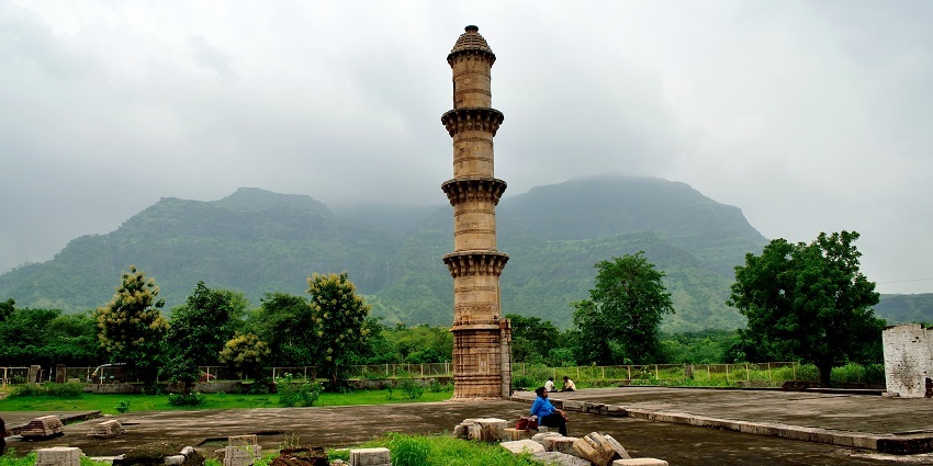 Ek Minar Ki Masjid in Pavagadh listed under Mosques in Pavagadh-Places to Visit in Raichur