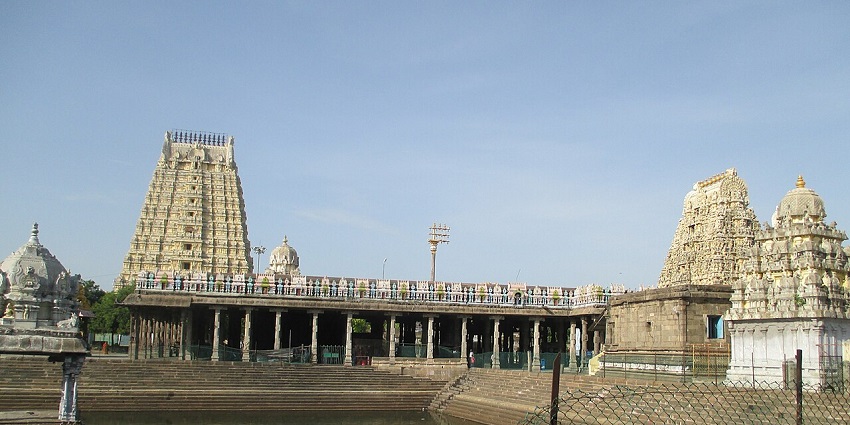 Capture the holy pond site of Ekambareswarar Temple, one of Kanchipuram temples.