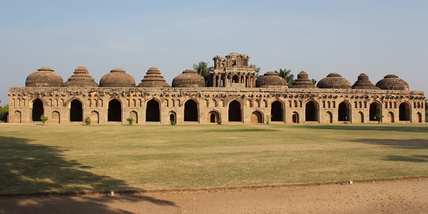 Elephant Stables, is among the best tourist places in Hampi with historic Indo-Islamic architecture housing Vijayanagara royal elephants.