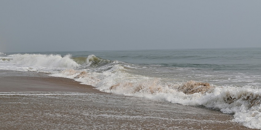 A picture of Elliot’s beach at Besant Nagar, Chennai, with many visitors having fun.