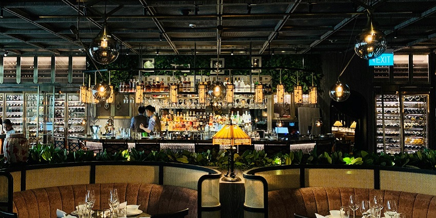 View of the vibrant interior of Elrow, with the bar and the dining tables