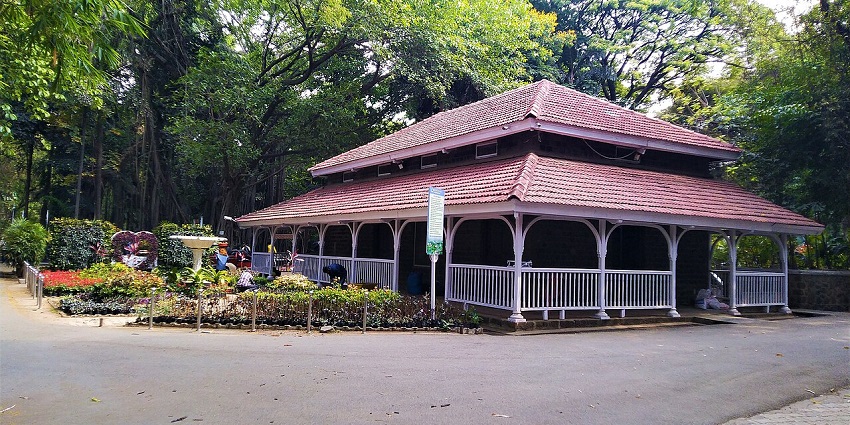 Enjoy a new year celebration with family in Pune as a picnic at the Botanical Garden.