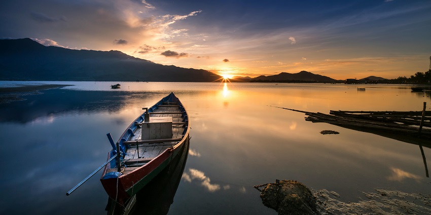 An image of visitors enjoying a boat ride on Sakhya Sagar Lake