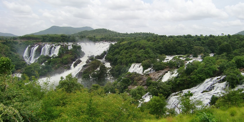 The mesmerising Bharachukki Waterfall, a beautiful thing to see in Shivanasamudra falls.