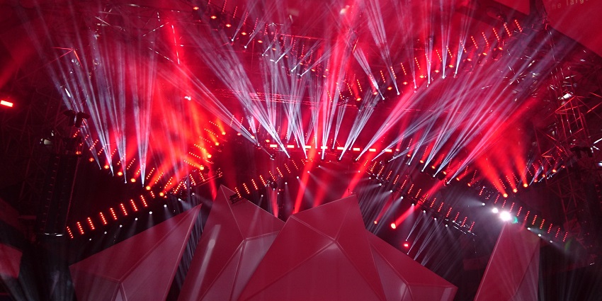 A vibrant red laser show atthe Evershine club, a unique experience for next celebration