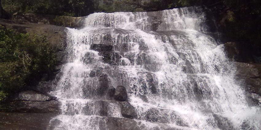 An image of beautiful Suruli Falls, one of the best things to do in Megamalai.