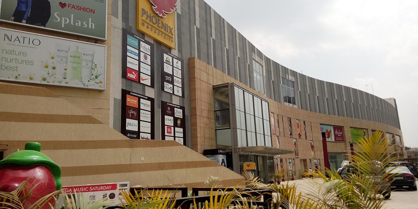 Exploring the vibrant markets is one of the top things to do in Bangalore at night.