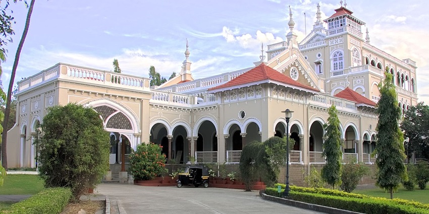 Front view of Pune Palace, showing its grand architecture, a good thing to see in Pune with friends.