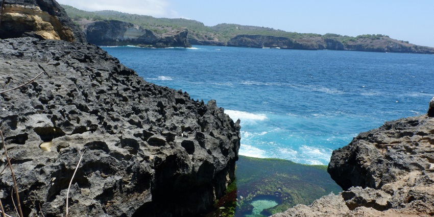 A beautiful image of the wave covering the infinity pool of Angel’s Billabong, Indonesia.
