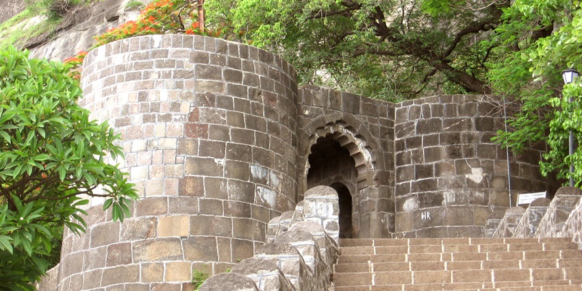 Explore huge gates, bastions, and old cannons at the historic Balapur Fort in Akola.
