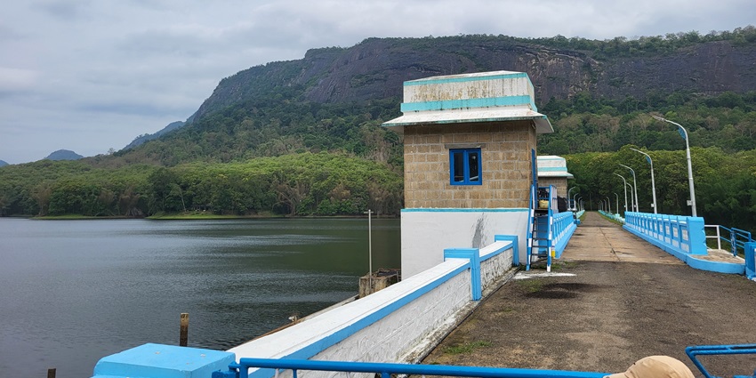 A picture of a dam over the Ulhas River with mesmerising views of the river