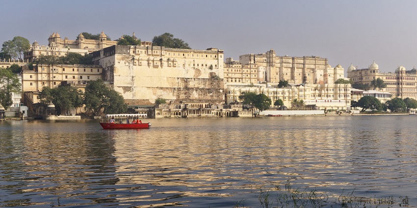 Visit Udaipur's City Palace, a beautiful blend of history, art, and stunning architecture.