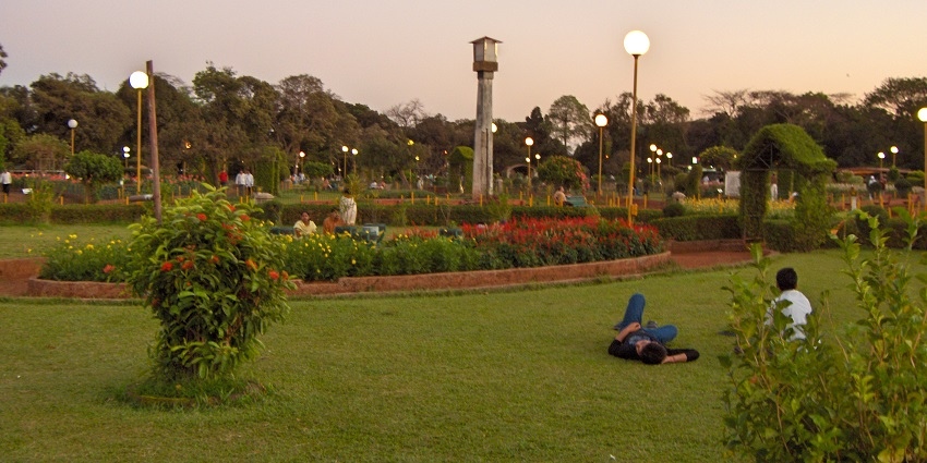 View of the Hanging Gardens of Mumbai, a beautiful garden you must visit near Malad