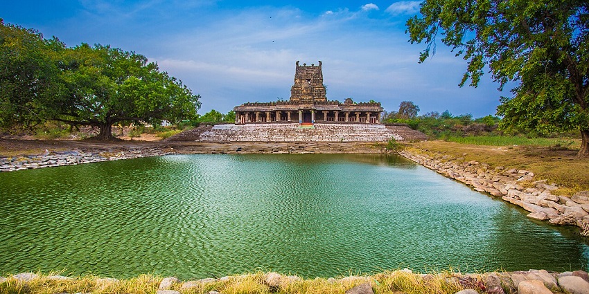 Hanuman lake is surrounded by dense greenery and is an ideal location for picnics.