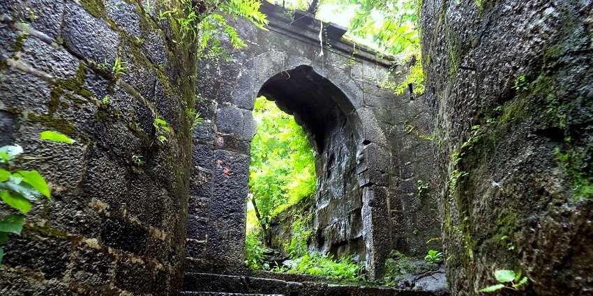 Exploring this fort is among the best things to do in Kalyan city for history enthusiasts.