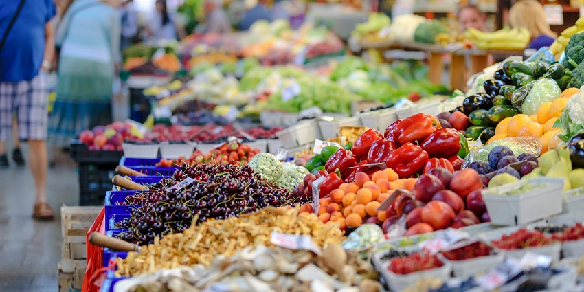 A picture of Kumbakonam Market where vendors sell local vegetables, and spices.