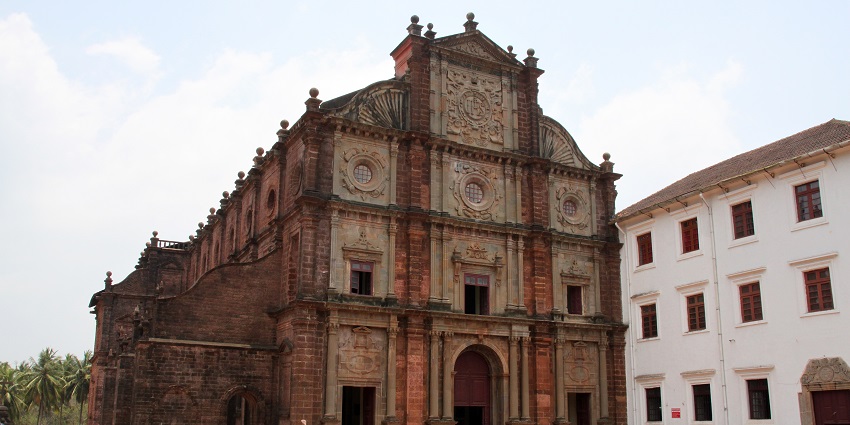 Exploring the ancient churches is one of the spiritual things to do in Goa in January.