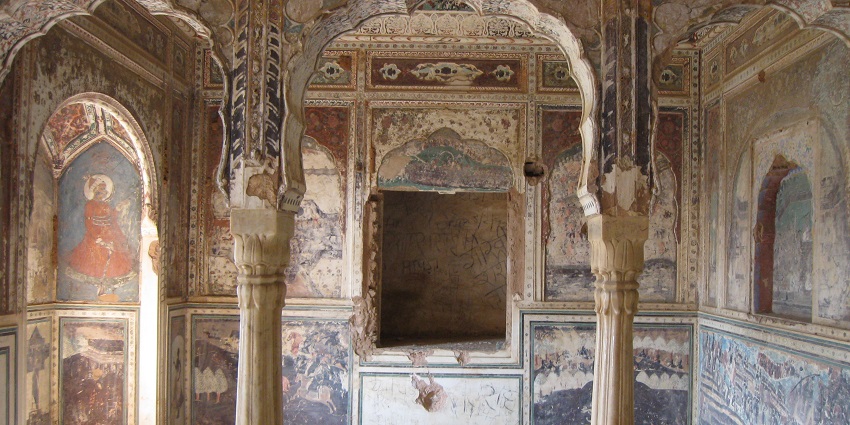 A marvellous inside view of the Khetri Fort showcasing where the king used to sit