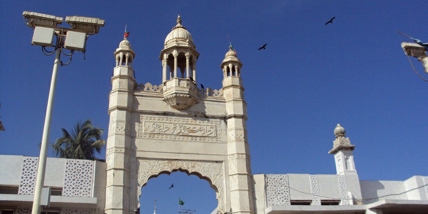 The entrance of the famous Musafir Dargah, a popular thing to see in Ahmednagar.