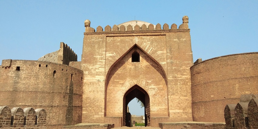 Exploring the historic Bidar Fort is one of the best things to do in Bidar in Karnataka.
