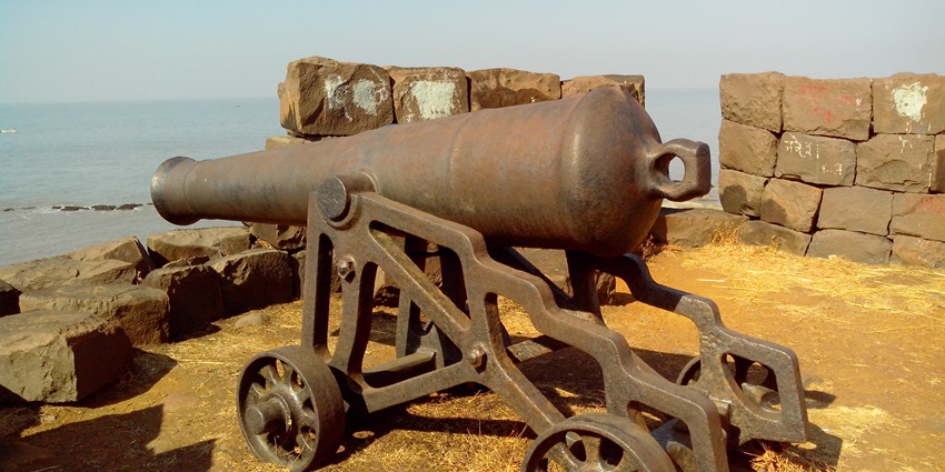Exploring the historic Khanderi Fort is one of the best things to do in Panvel, Maharashtra.