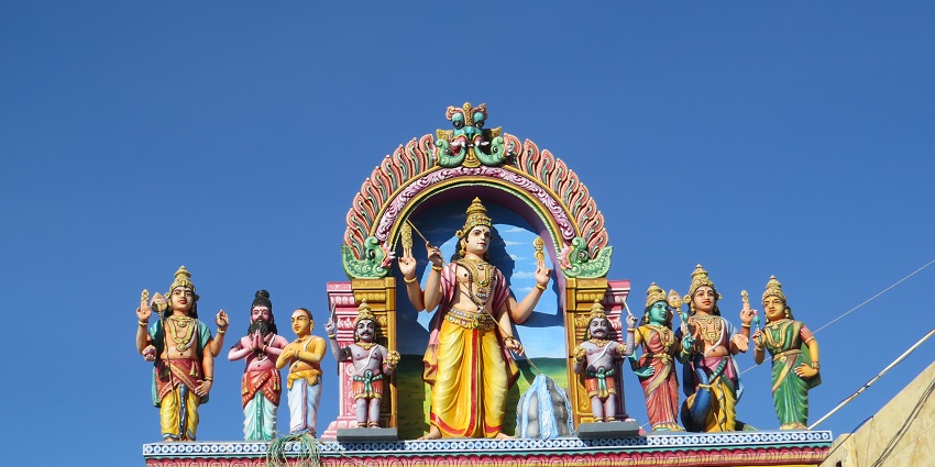 A picture of a colourful temple with gopuram, one of the best things to do in Thiruchendur