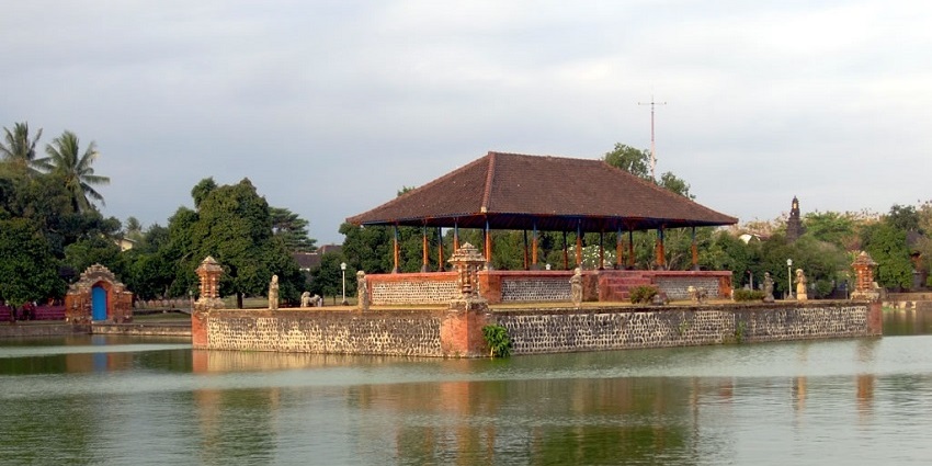 A picture of the shade house at Mayura Water Palace in Cakranegara, Lombok, Indonesia.