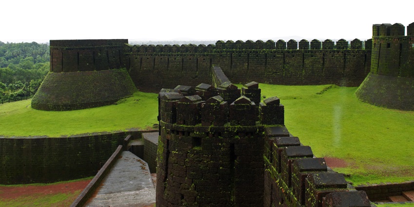 Discover the historic charm of Murdeshwar Fort from its impressive front view.