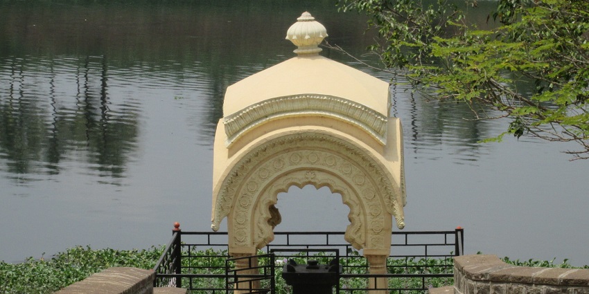 A scenic view of the iconic Peshwa Memorial with a picturesque backdrop of waters.

