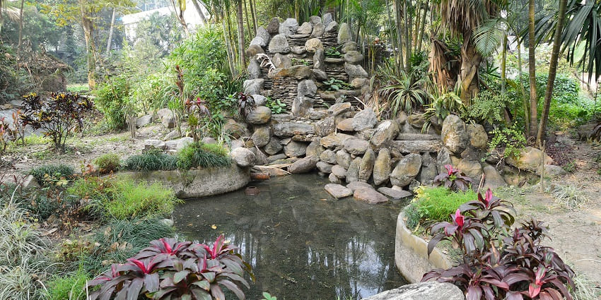 Discover unique artistic wonders and creativity at the Rock Garden in Vashi, Maharashtra.