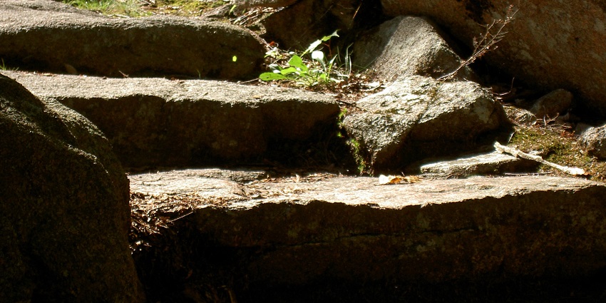 Kharda Fort features ancient pathways and Maratha architectural details.