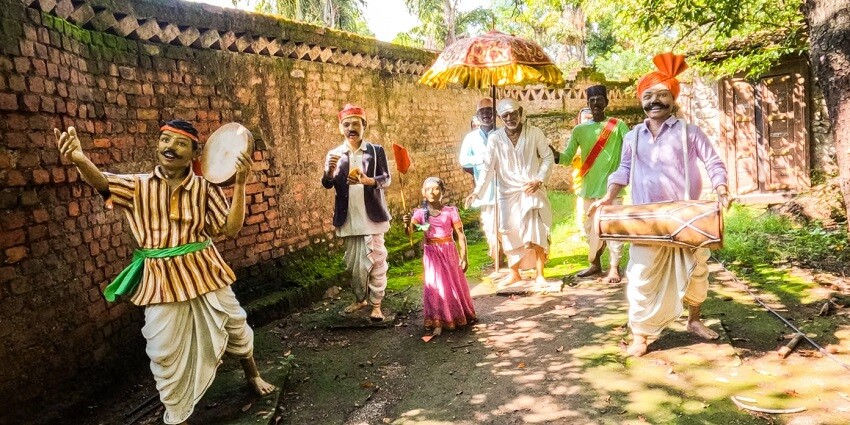 The image shows mannequins of people depicting culture and history