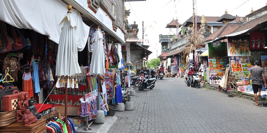 The picture market of Ubud in Indonesia where you can shop at a reasonable price