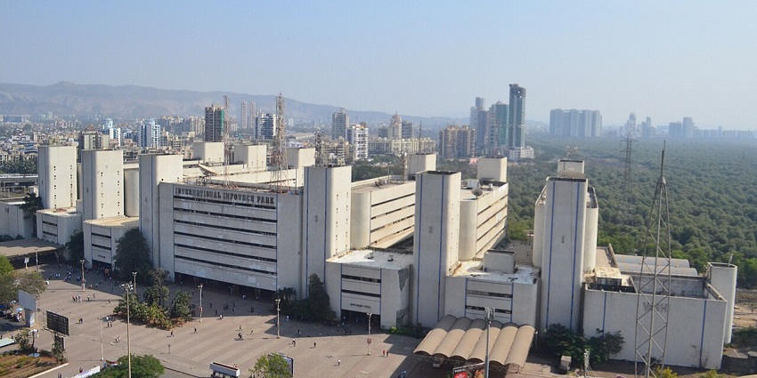 Shopping at the vibrant Vashi Railway Station is one of the best things to do in Vashi.