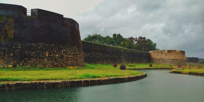A scenic picture of a historical fort with a water body flowing in front of it