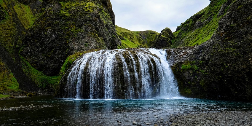 Image of a waterfall surrounded by lush greenery around dense forest - explore Tunda Bharka Waterfall